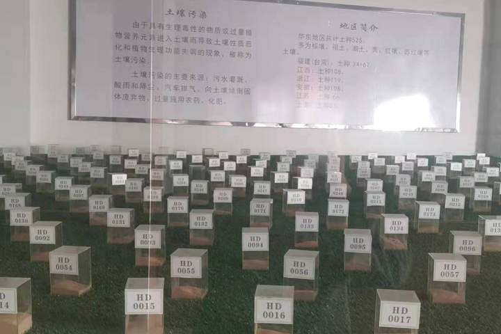 来自矿产开发、洗选加工过程中产生的大量粘土、泥土矿沙由于持水性高、粘度大、易抱团结块给后续物料磨粉、焙烧等工序造成不良影响，烘干机厂家郑州东鼎干燥针对此类物料干燥及应用特