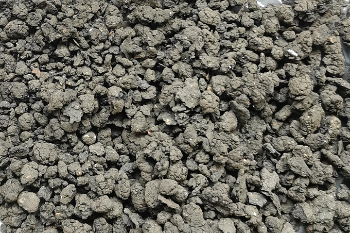 来自矿产开发、洗选加工过程中产生的大量粘土、泥土矿沙由于持水性高、粘度大、易抱团结块给后续物料磨粉、焙烧等工序造成不良影响，烘干机厂家郑州东鼎干燥针对此类物料干燥及应用特