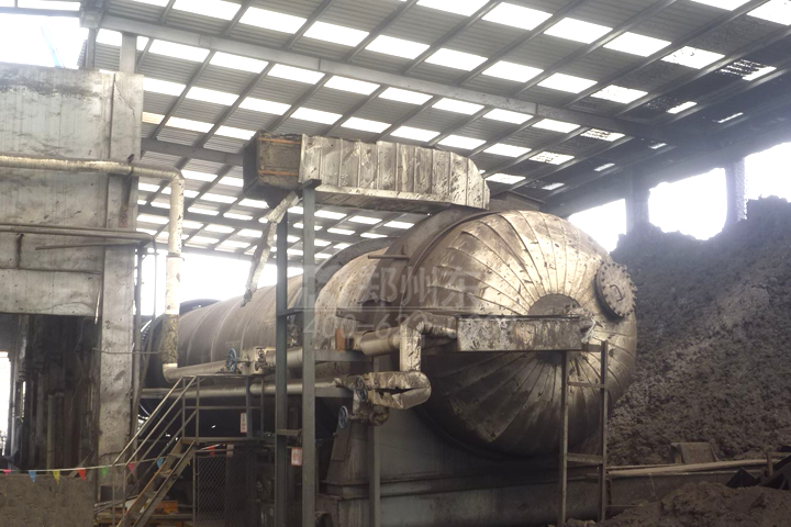 低温蒸汽余热煤泥烘干机采用内热式蒸汽回转干燥机对湿煤泥进行间接干燥，无三废产生，节能环保，绿色高效，干燥环境安全。