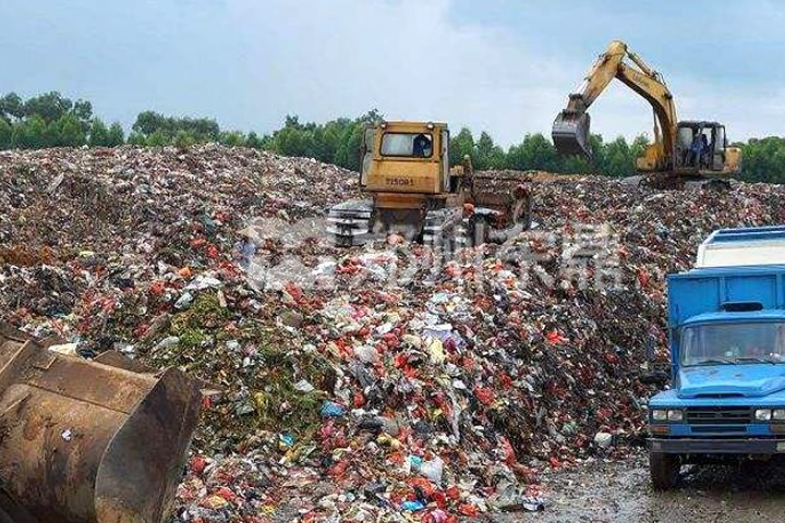 生活垃圾烘干机是郑州东鼎针对人们日常生活过程中产生的垃圾固废（其中包括树枝、布料碎片、塑料、木块、植物茎叶等）进行处理利用开发的一种专用烘干设备。