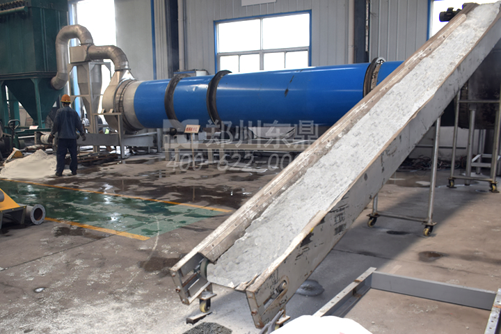 石粉烘干机设备具有产能大、机械化程度高、可连续运转，除尘环保性能好的特点。